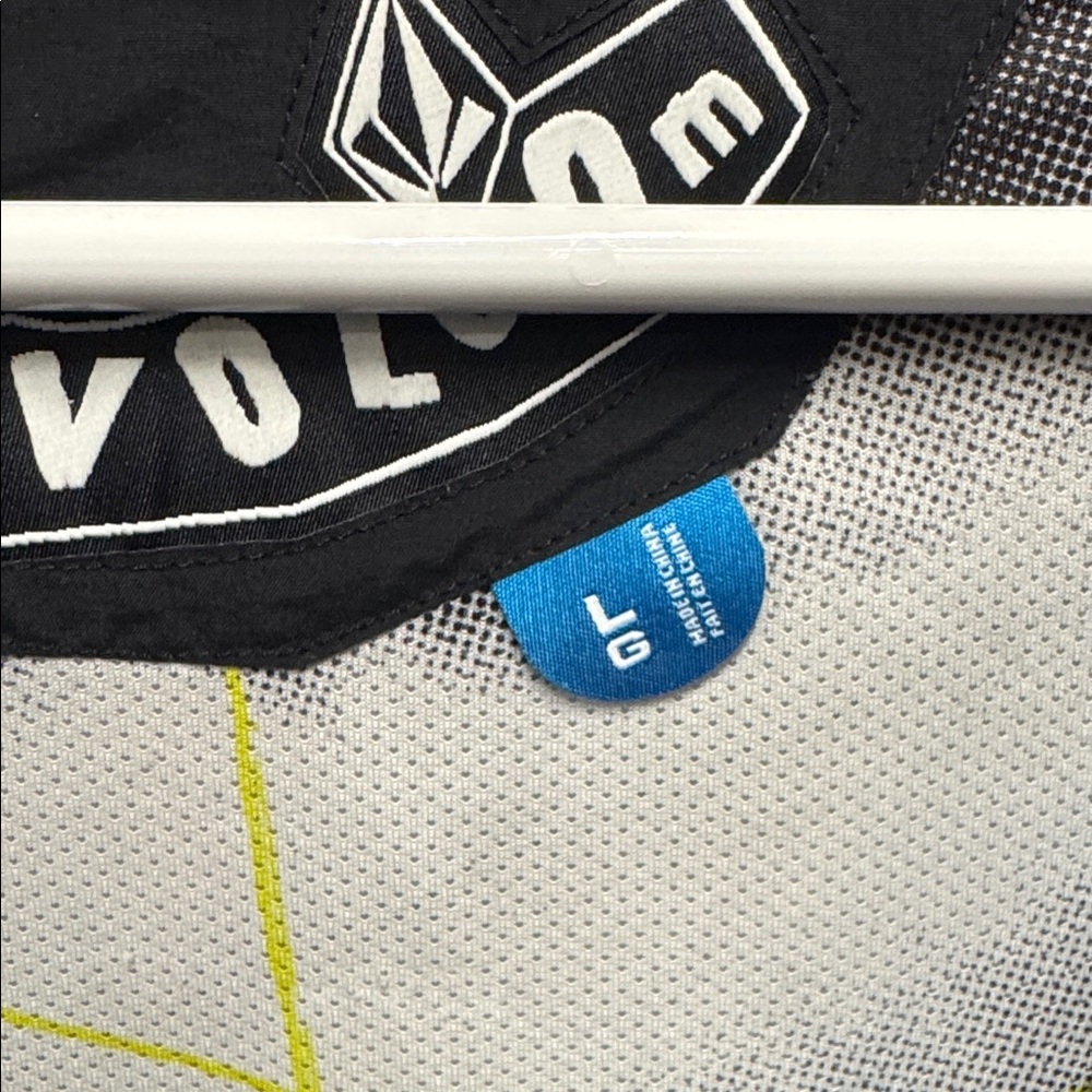 Volcom Black And Red Patterned Jacket - image 3